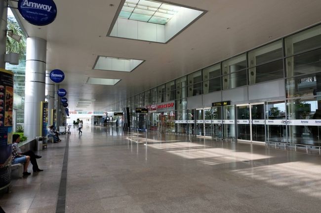 無事到着<br /><br />そう多くはない乗客は、次々と迎えの車や、タクシーで行ってしまい<br /><br />僕たちだけになってしまった感