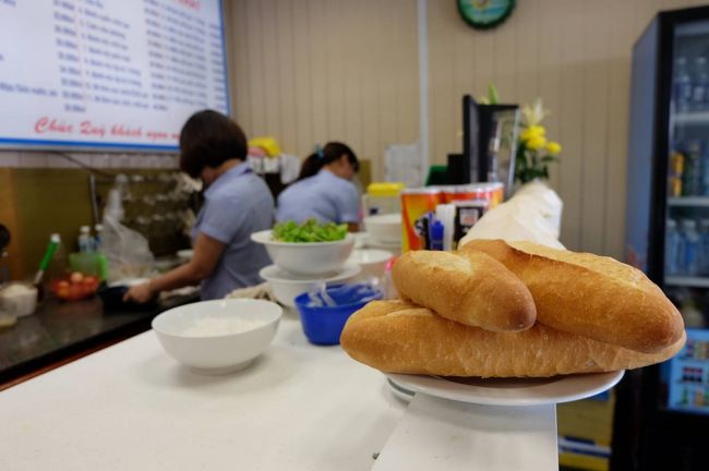 さあ、どうしよう！<br /><br />まずは朝ごはんだね、と<br /><br />カフェ？のようなところに入る<br /><br />カウンターにパンがあったので、これと卵、コーヒーを頼むことにする