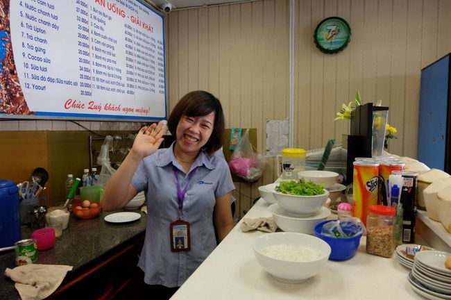 お姉さんがコーヒーを作っているところをとっていると、<br /><br />「私を撮ってね」と満面の笑みでこちらを向く<br /><br />かわいいですね　無垢な笑顔　私は好きです