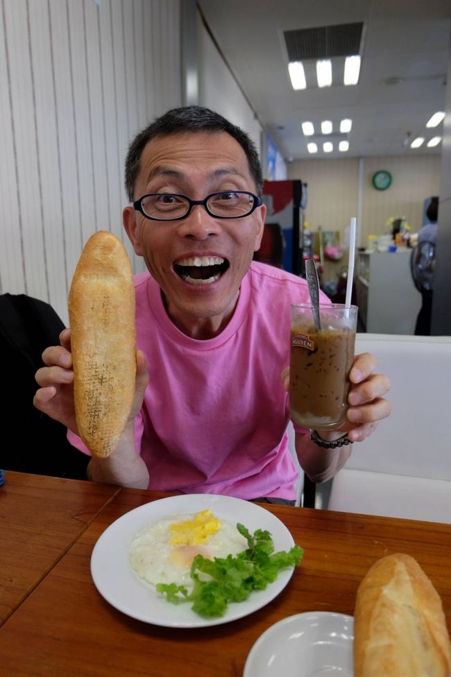 では、いただきます<br /><br />【考え中】<br />今日の予定は結構ハード<br />ここダナンの滞在は6時間ほど、午後3時前の飛行機で次の街へ<br /><br />その間に「世界遺産　ホイアン」を見てこようと<br /><br />バスは安い〜でも時間がかかる<br />タクシーかな・・・と思っていると