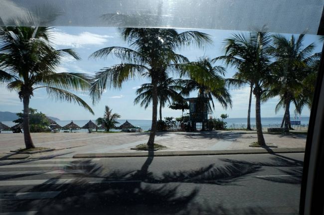 とても素敵な女性が近づいてきます〜というか、店の中に入ってきます<br /><br />そして「私はツアーガードです＝とツアコンのライセンスカードのようなものを見せながら＝　あなたたちはどこに行きたいですか？」<br /><br />私たち＝ちょっと警戒・・・・・美しいバラにはとげがある<br /><br />しかしながら・・・・結局は、その女性の誘いに、いや、好意に甘えることに