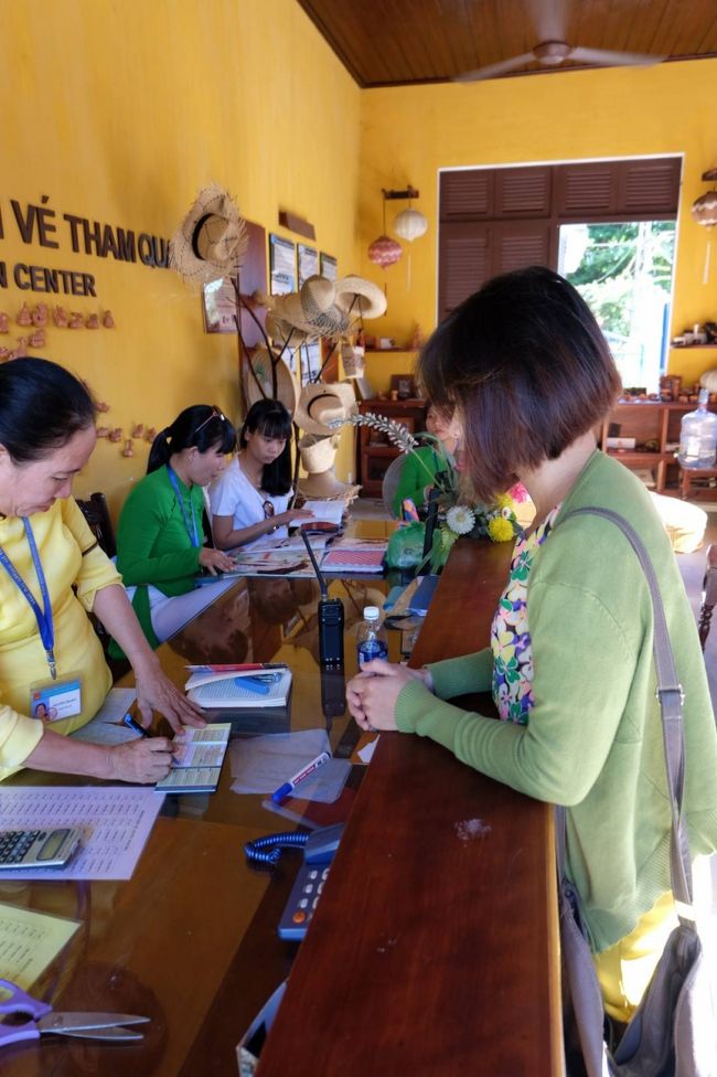 ホイアンの街中に「入場料を支払うような場所」が数か所あり<br /><br />そこで、しかるべき金を払う<br /><br />そうすると、ホイアンの街中の指定の建物など「五か所に」入場できる仕組み<br /><br />ガイドさんに購入してもらう<br /><br />もちろん入場料は自腹（ガイド料に含まれていないということ）