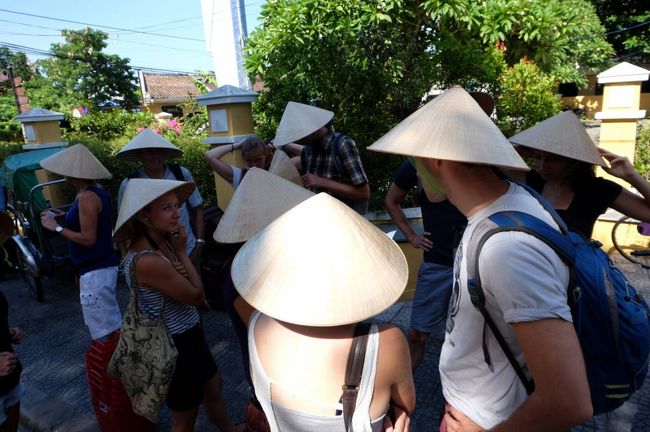 欧米の人たちがたくさんいる<br /><br />このツアー集団は「傘」かぶってる