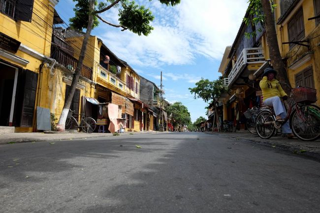 空の青・建物の黄色、そして通りがマッチしている