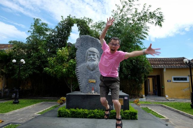 これ、何の石像だったかな？・・・・ごめんなさい　忘れちゃいました<br /><br />でも、しっかりジャンプ<br /><br />イェ〜〜〜〜イ