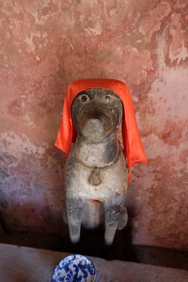 この橋の両側には、犬とサルの像が鎮座している<br /><br />こちらは犬