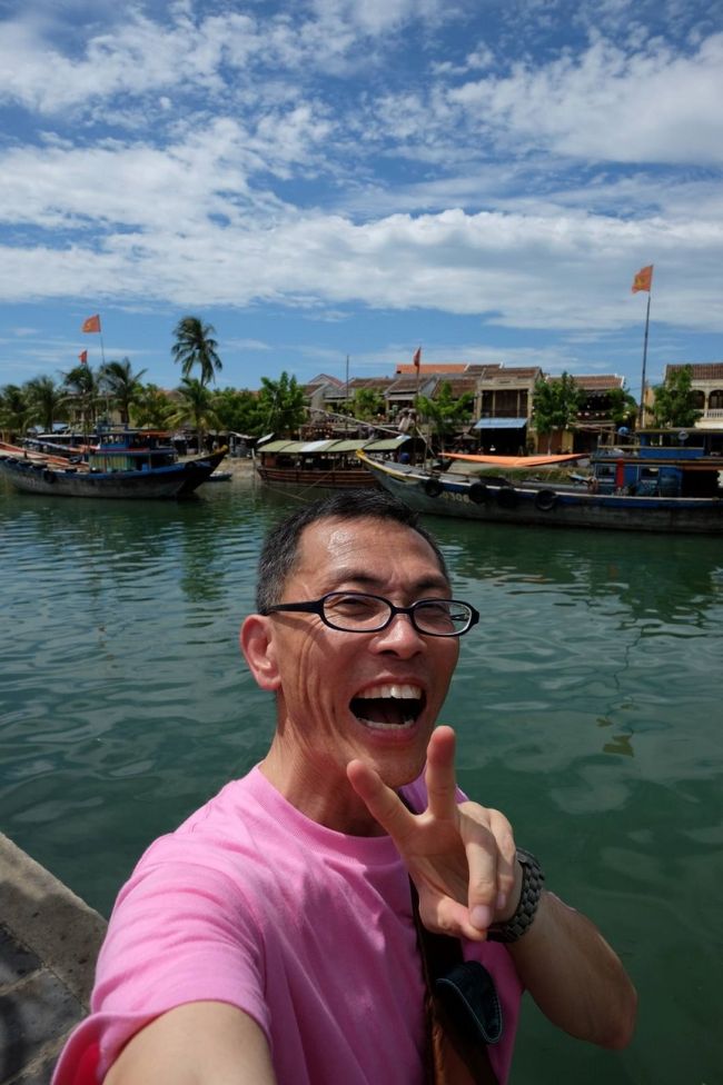 反対方向には、ベトナムらしい（あくまで主観）船も浮かんでいます<br /><br />セルフでパチリ