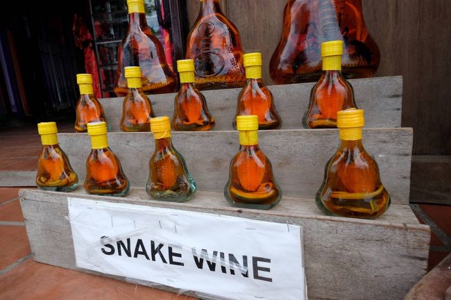 ヘビの酒<br /><br />日本なら「マムシ酒」なんでしょうが、ココは中にコブラが入っています