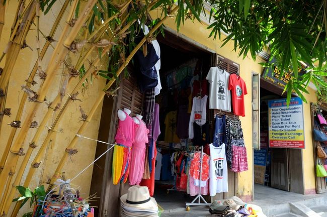 お土産屋さんもたくさんあります