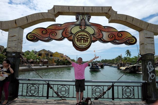 アンホイ橋の上でもパチリ<br /><br />ようやく「ホイアン」の文字をしっかり入れて記念撮影できました