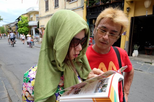 街歩きを始めて2時間半、そろそろ終わりですね〜<br /><br />ガイドさん　「直射日光を避けたいのか」こんな格好です<br /><br />お昼ご飯は何が食べたいですか？　言われたので、<br /><br />友人Ｓ君がガイドブックを見せながら「フエ料理のコレ」とリクエスト