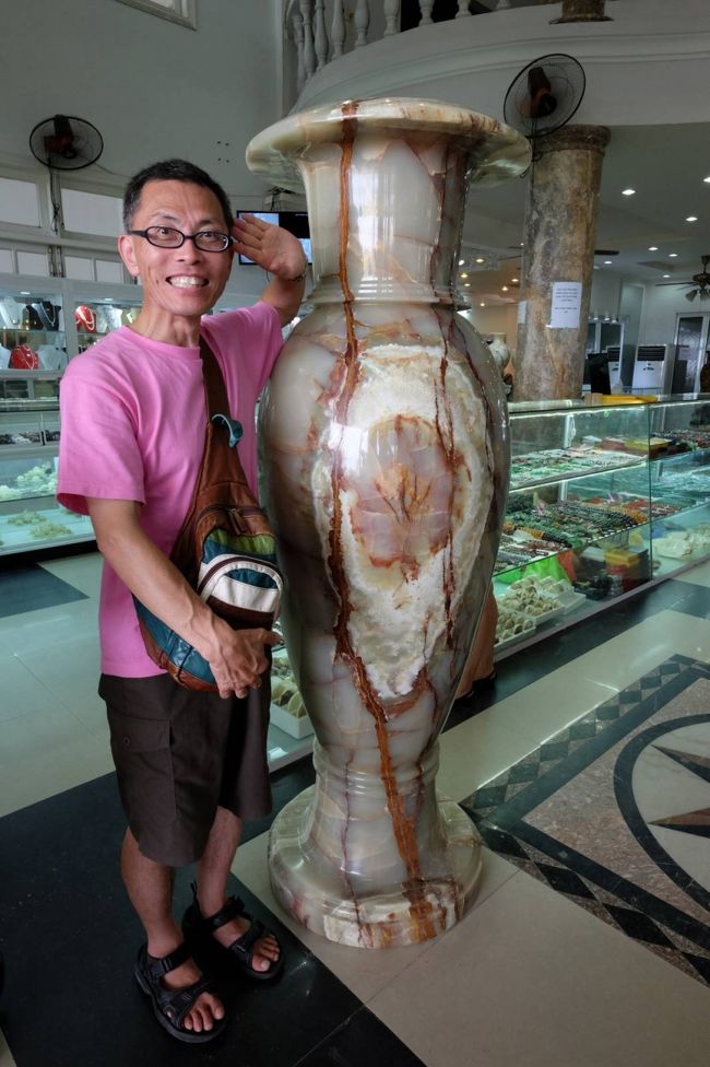 ああらら、こういうことね！<br /><br />帰り道「お土産屋さん」によります<br /><br />とはいうものの、大理石を加工して作ったものをうっているお店<br /><br />まあ、ガイドさんも買ってね！というよりは、ダナンの特産？？？？を見て行ってねってことなのでしょう<br /><br />第一、こんな大きなつっぼかっても、どうやって持ち帰るんだい！！！