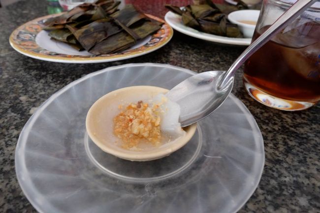 一皿大きくない<br /><br />米粉のお持ちみたいな生地にエビがトッピングされている<br /><br />たれをかけて、一口でペロリ