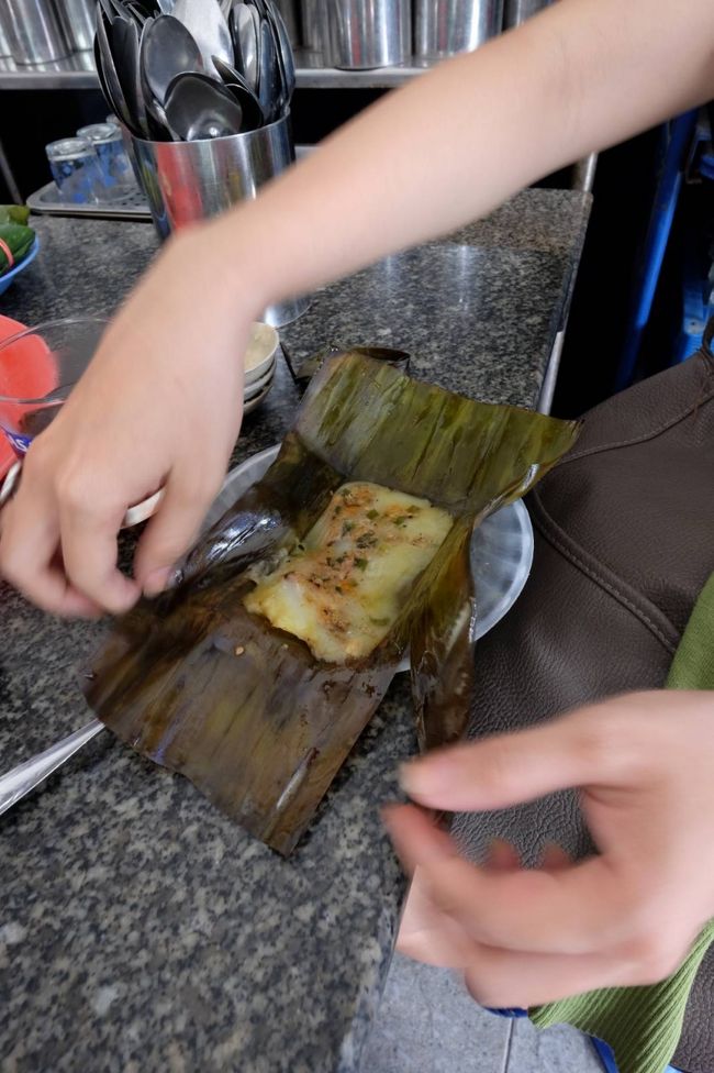 こちらは笹の葉を向くと、中からお餅のようなものが・・・<br /><br />これも、たれをかけて食べます