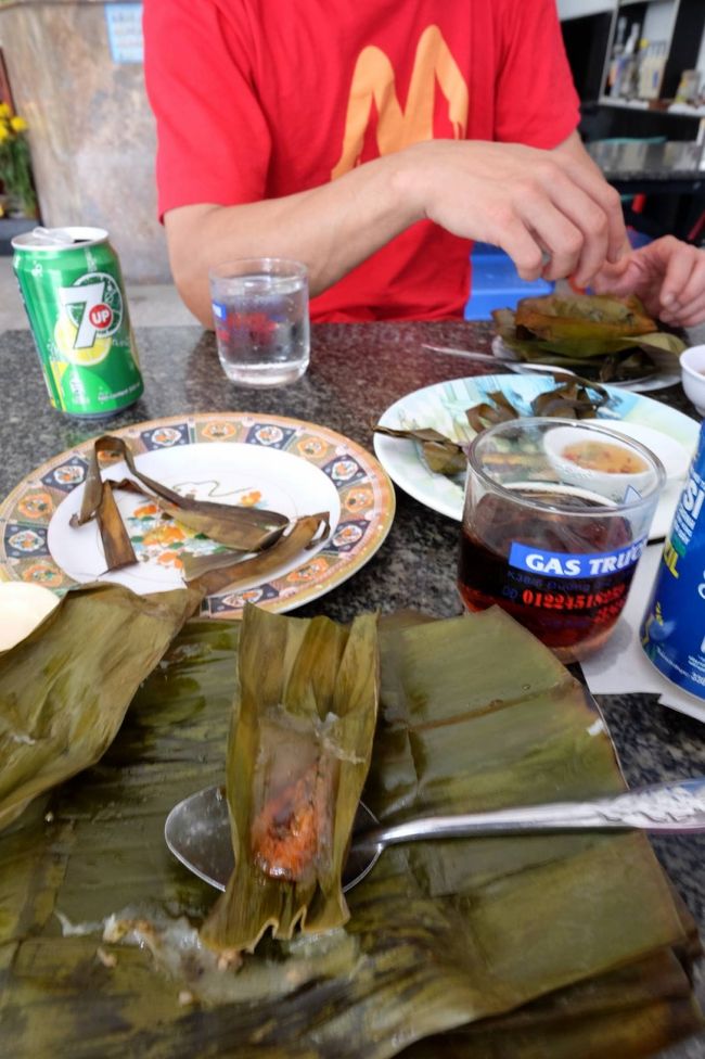 他の笹の葉を開けると、エビが登場<br /><br />寒天みたいなものに包まれています<br /><br />どの料理も初めて<br /><br />すべて美味で、大満足<br /><br />ガイドさんありがとう<br />