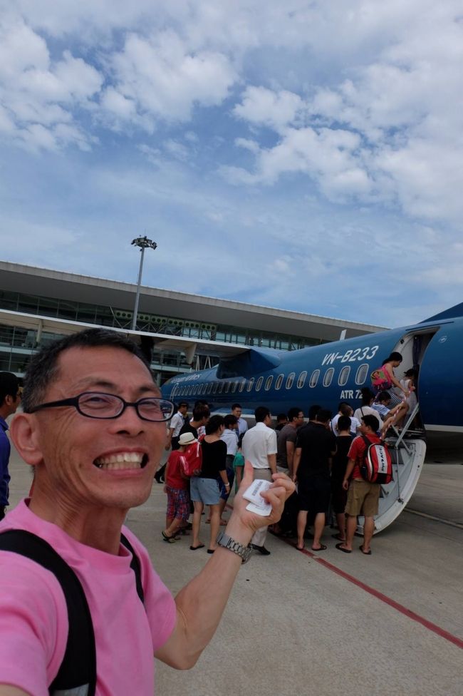 間もなく搭乗開始で一安心<br /><br />飛行機まではバスで