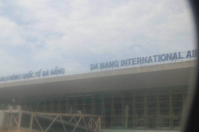 飛行機に乗りこんだら、ターミナルビルに「ダナン」の文字を見つけた<br /><br />今朝着いた時に「ダナンの空港」を示す文字が見つからなかったのだ