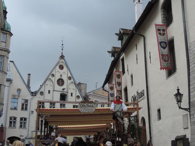 旧市庁舎のまわりには様々な飲食店が集まっている。