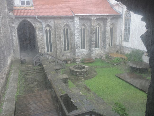ドミニコ修道院の中庭。１３世紀に建てられたが宗教改革で活動を停止。その後火災に遭った。残された暗い居住区を見学できた。