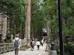 お大師さんの霊廟に
近付いて来ました。
御廟橋とその奥の建物が御廟です。