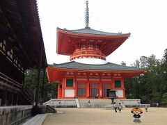 根本大塔。伽藍の中心的建物。
前にいるのが、こうやくんです。

撮影禁止ですが、中は観れます。