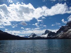 ボウ湖

クロウフット氷河の解け水でできた氷河湖です。