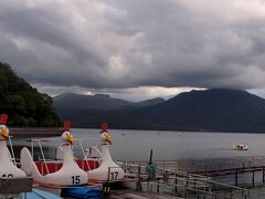 湖畔に来ましたが、やはり雲が厚くどんより・・・・

かろうじて樽前山と風不死岳が見えますが。
