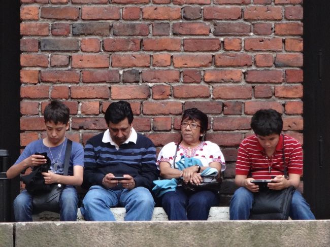 市庁舎前で、現地の人