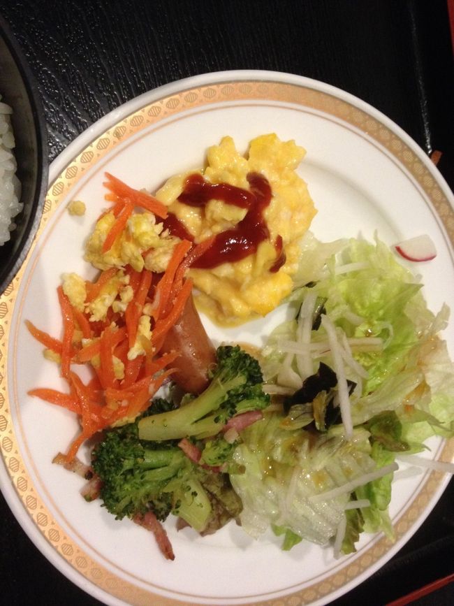 泊まってるホテルには朝食会場は無く…<br />外出て…歩いて1分の系列ホテルで朝ごはん(汗<br /><br />にんじんしりしり<br />あった(笑