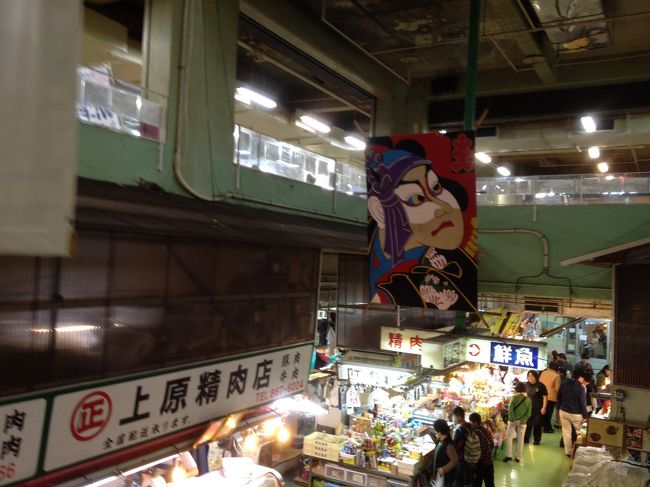 市場の二階<br /><br />なんだか…韓国の魚介市場に似てるかも