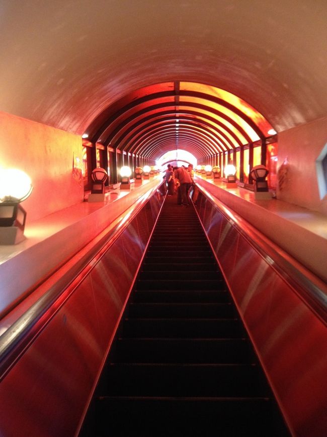 中は湿度がすごくて…早歩きで(-"-)<br />もう終了<br /><br />長いエスカレーターで地上へ戻ります