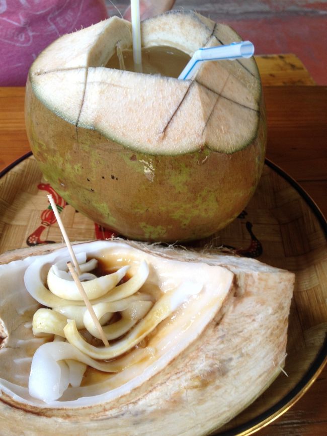 中庭みたいな場所に<br />休憩所が♪<br /><br />興味だけで…やしの実ジュース注文！<br />う〜ん((+_+))<br />お味は薄い砂糖水？梨？にも似た感じでした<br /><br />おまけでやしの実のお刺身？<br />見た目はイカ刺しみたい(笑