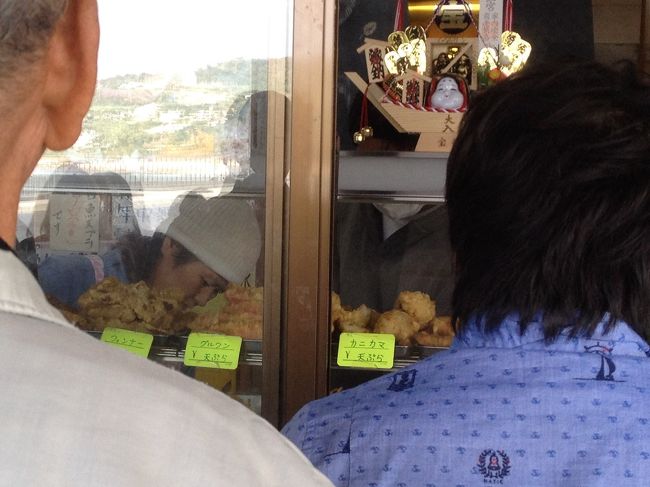 前の人の注文の仕方を聞いてマネしながら(汗<br /><br />魚のてんぷら！サイコ〜<br /><br />衣がサクサクで<br />しっかり味がついているので<br />そのままバクバク♪