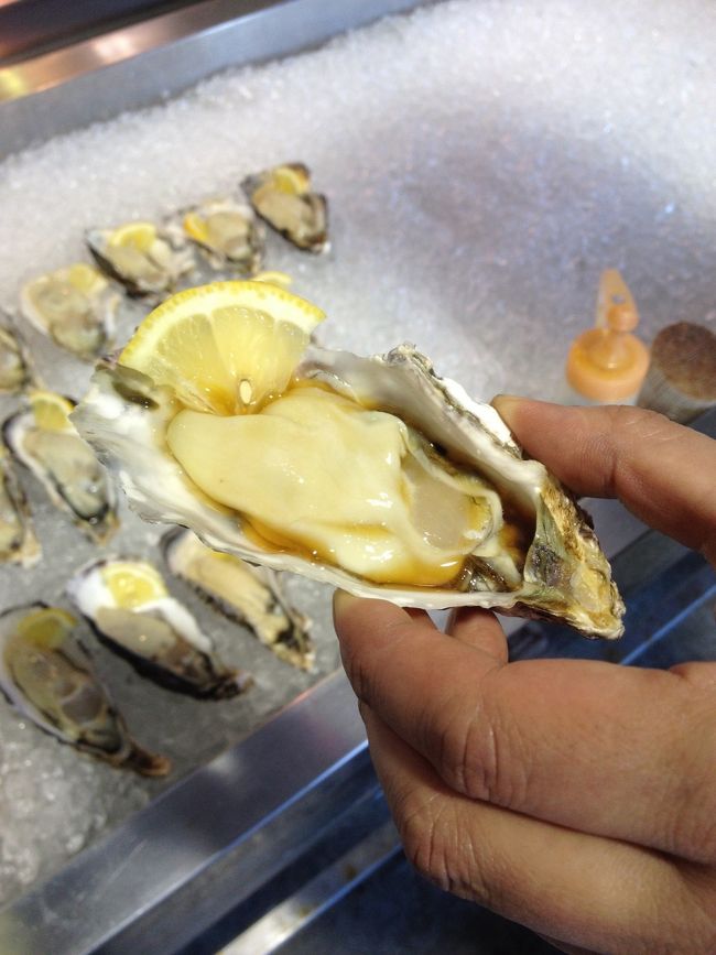 市場の中でも食べ歩きがいっぱい！<br /><br />生カキ♪