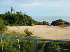 いよいよ最終日。

オーシャンビューの部屋からの眺めも最後です。

ビーチの砂は昼間は白いんですが、朝方は黄金色に輝くので美しいですね。