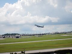 休憩中、１機だけ飛行機が離陸していきました。

明らかに戦闘機ではありません。おそらく、Ｂ７３７型機がＢ７５７型機でしょう。