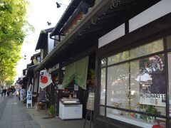 夢京橋キャッスルロード。お土産屋さん、食べ物屋さんなんでもそろいます！