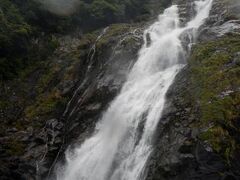 スケールのでかい大川の滝。