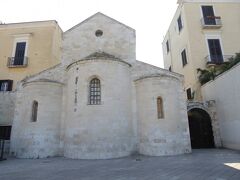 旧市街への入り口「Piazza del Ferrarese」♪
Chiesa della Vallisa