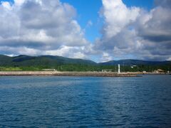 〔 大原港 (仲間港) 〕

そうこうしているうちに、西表島の「大原港（仲間港）」が見えてきました！
昨年６月に訪れた石垣島・竹富島に次ぎ、ここで３つめの島に上陸したことになります。