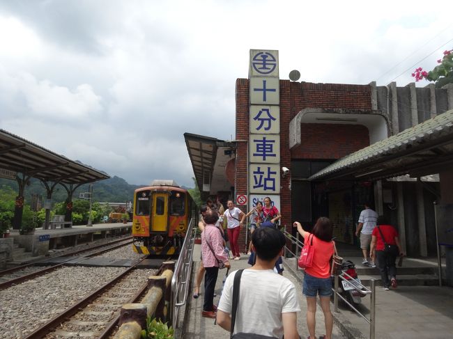 振り返るとまだ列車が止まっています。台湾の列車はひと駅ごとの停車時間がかなり長いです。<br /><br />ローカル線だから？まあ、私たちが住んでいる北海道の普通列車も30分停車なんてことも珍しくないので似たようなものかも。