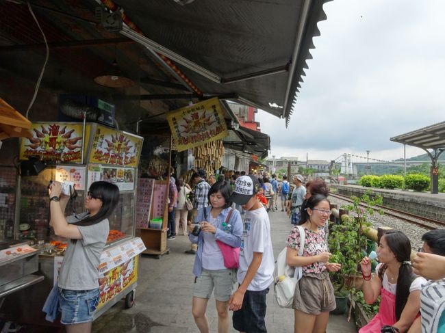 改札を抜けるとまず食べ物屋さん、おみやげ屋さんが並びます。眺めるだけにして先に進みます。