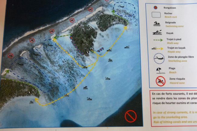 バンガロー周辺の説明を聞きます。<br />前の島までカヌーて行けるそう。