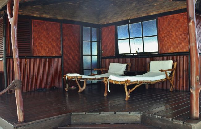 入口はスライドドア 鍵はありません。<br /><br />入口にもチェアーがあります。<br />