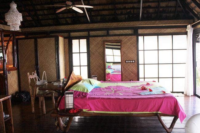 ベッドのヘッドにはデスクがあり椅子にはタオルが入ったビーチバックが置いてました。