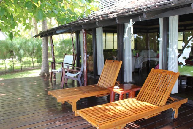 テラス<br />チェアーとデッキチェアーがあり広いスペースです。<br />砂の付いたサンダルを洗えるように水のシャワーもあります。