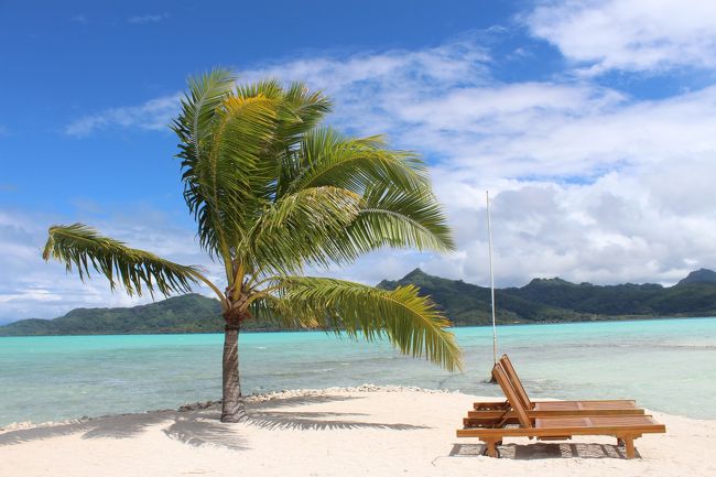 前の島はタハア島です。<br />従業員の子はカヌーで行き来していました。