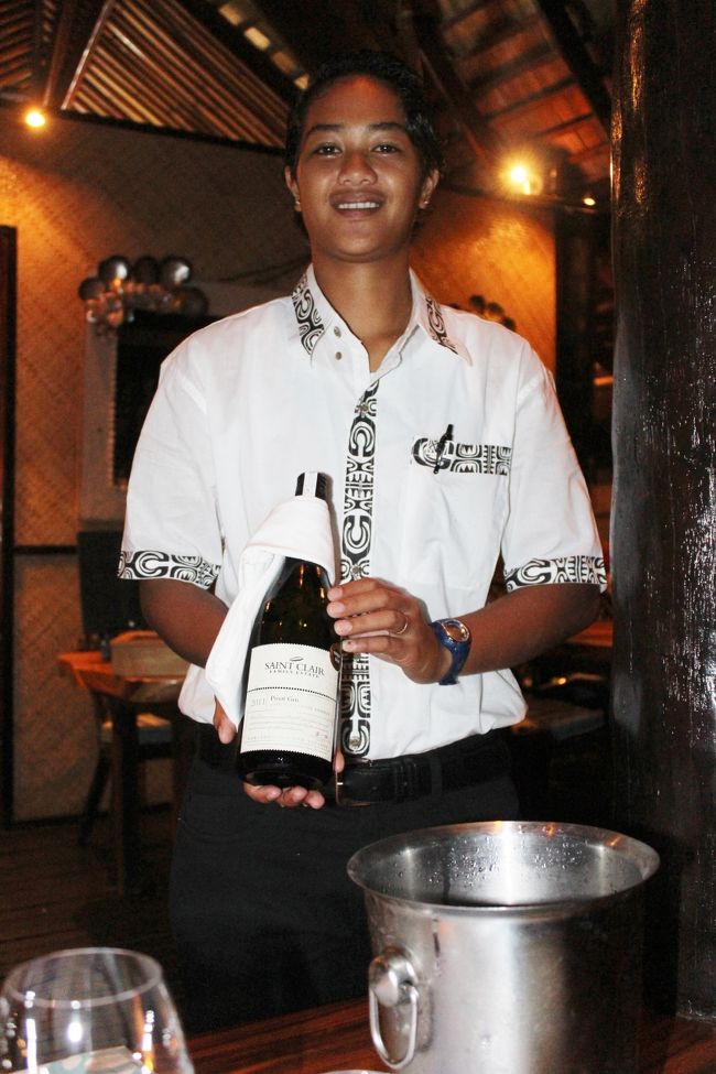 ワインはニュージーランドの白をチョイス<br /><br />タヒチの食糧事情をテレビで見たけど、全部船で輸送なのでコストもかかるし品薄なんだとか。お買い物はフェリーに乗って行き、それでもお目当ての物も買えない様子が映ってました。卵も1パック1000円越えだったかなぁ・・・・それでも手に入らない。だけど、フランスパンだけは政府がコントロールしていて他の物価に比べれば1本200円の格安なんだとか。<br />そんな訳でタヒチの物価が高いのを納得してました。