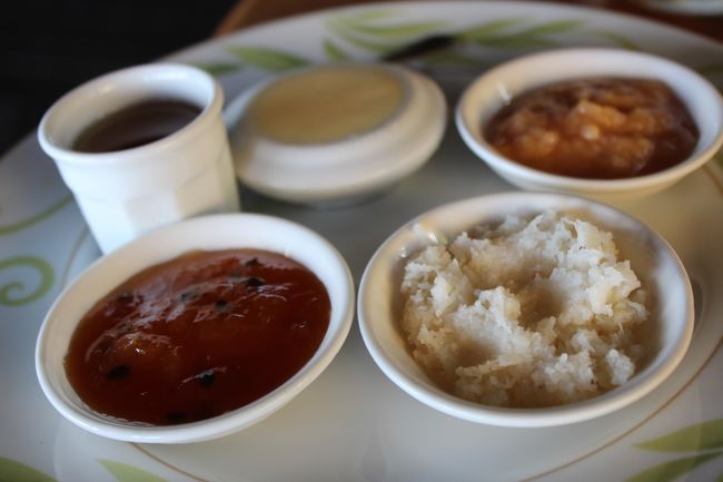 白いのはココナッツ<br />自家製のジャム<br />はちみつ