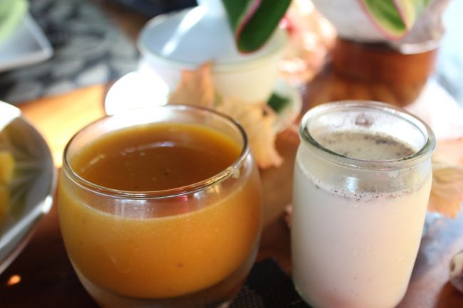 パパイヤやマンゴーのジュース<br />自家製ヨーグルト